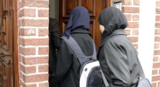 Nxënësja muslimane në Francë e referon në OKB diskriminimin ndaj saj