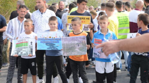 (VIDEO) Banorët e Karshiakës në protestë, kërkojnë zgjidhje për deponinë “Drislla”