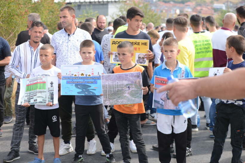 (VIDEO) Banorët e Karshiakës në protestë, kërkojnë zgjidhje për deponinë “Drislla”