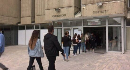 (VIDEO) Për dhjetë vjet 12 % më pak studentë, 33% më shumë profesorë