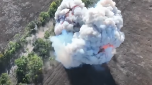 (VIDEO) Shpërthim i fuqishëm kur Ukraina hodhi bombë tek tanku rus