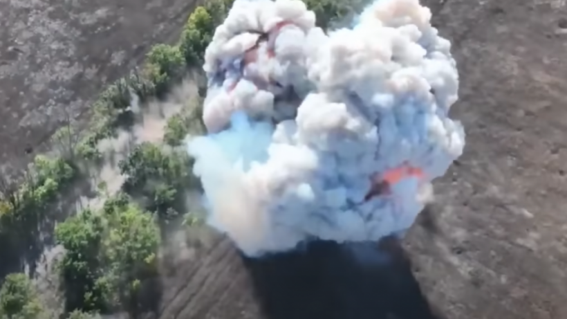 (VIDEO) Shpërthim i fuqishëm kur Ukraina hodhi bombë tek tanku rus