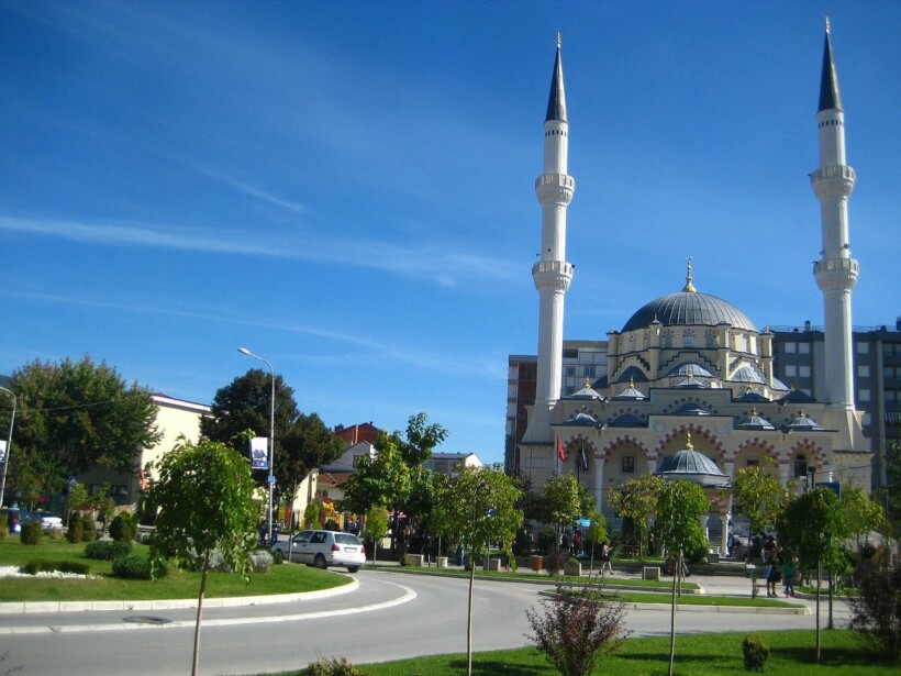 Arrestohet personi që kërcënoi publikisht se do hedh bomba në xhaminë e madhe në Mitrovicë