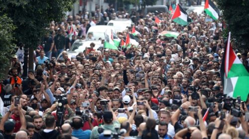 Mijëra palestinezë në Bregun Perëndimor protestuan sulmet e Izraelit ndaj Gazës