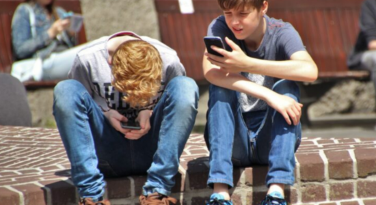 Shifra shqetësuese/ Të rinjtë marrin 237 mesazhe në ditë në celularët e tyre