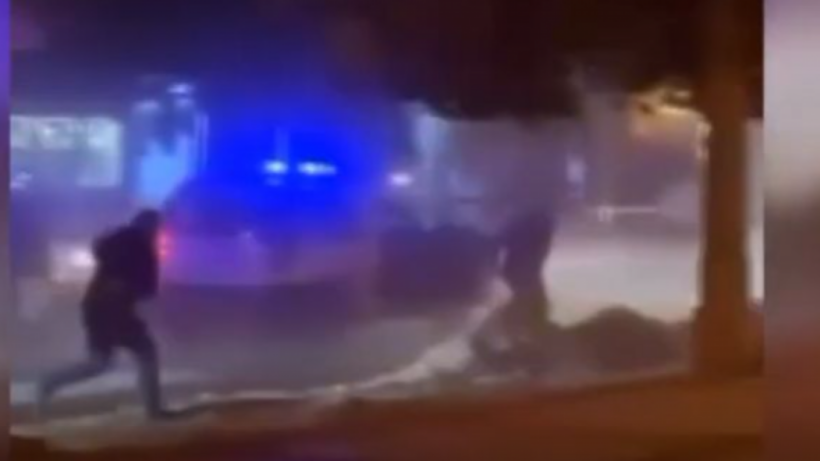 Policia po ndiqte një furgon me emigrantë që u përmbys në një kanal në Veles