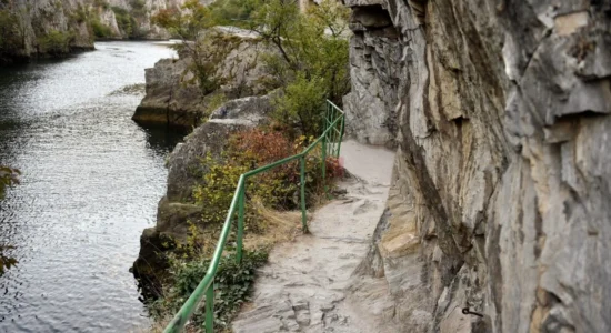 Rrezik nga shembja e shkëmbinjve në Matkë: Komuna e Sarajit ndalon lëvizjen në shteg