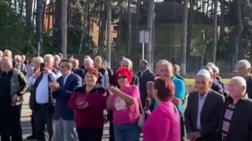 (VIDEO) Pensionistët bllokuan rrugën në hyrje të Tetovës