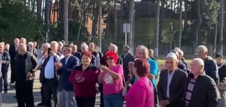 (VIDEO) Pensionistët bllokuan rrugën në hyrje të Tetovës