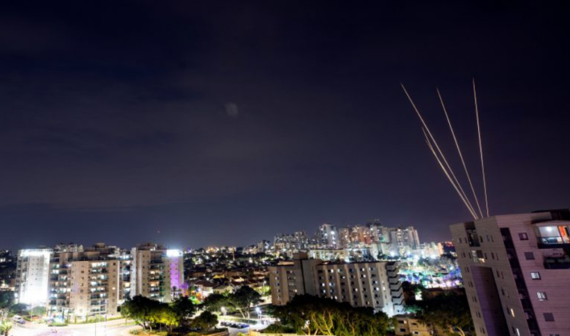 Hamasi lansoi 150 raketa drejt Tel Avivit në Izrael