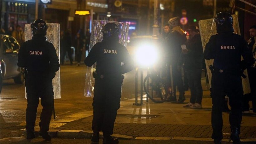 Irlandë, pas trazirave në Dublin policia arreston 34 persona
