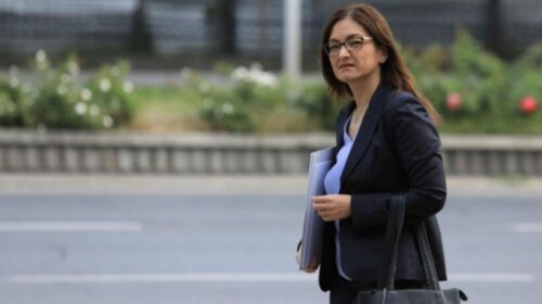 Ish-ministrja Gordana Jankulloska del nga burgu