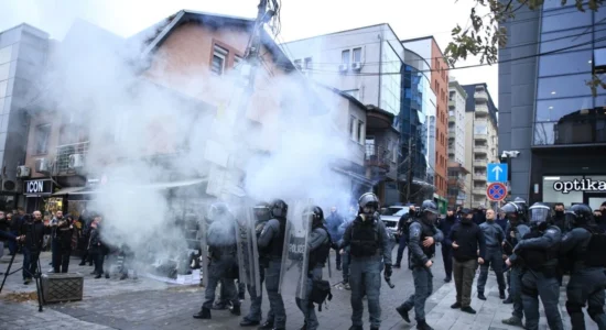 Përshkallëzohet protesta kundër kryetares së Dhomave të Specializuara, arrestohet kryetari i PSD-së dhe anëtarë të tjerë