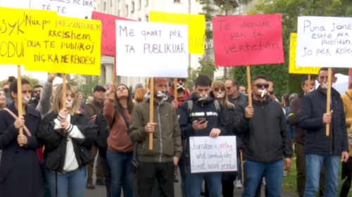 (VIDEO) Gazetarët protestuan kundër vendimit skandaloz të gjykatës ndaj IRL-së