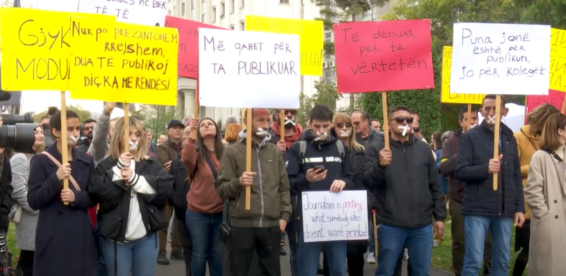 (VIDEO) Gazetarët protestuan kundër vendimit skandaloz të gjykatës ndaj IRL-së