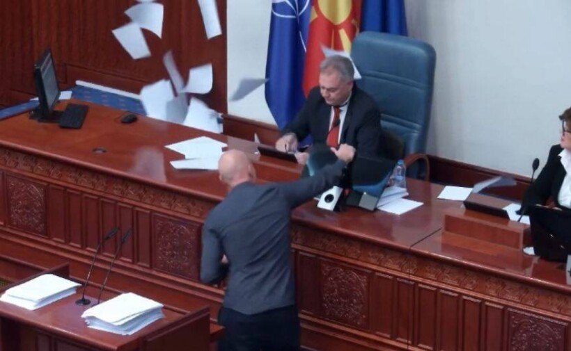 Incident në Kuvend, deputetët e Levicës e thyen kompjuterin dhe gjuanin me letra zv/kryetarin e Kuvendit