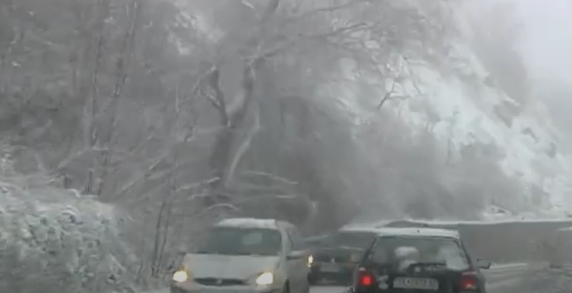 (VIDEO) Në 24 orët e fundit kishte 2 037 thirrje urgjente për shkak të kushteve të motit