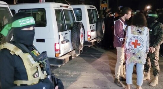 Media izraelite: 10 pengje izraelite të tjera në Gaza u dorëzohen Kryqit të Kuq
