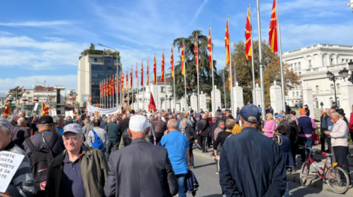 Pensionistët protestuan para qeverisë së RMV-së, kërkojnë rritjen e pensioneve