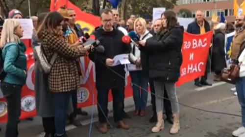 (VIDEO) Sindikalistët protestojnë në Shkup, i kërkojnë qeverisë rritjen e pagave