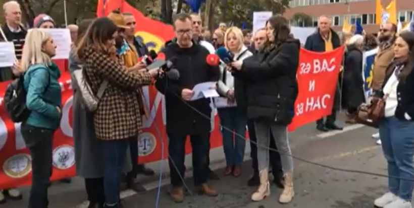 (VIDEO) Sindikalistët protestojnë në Shkup, i kërkojnë qeverisë rritjen e pagave