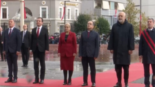 Kurti e Rama bëhen bashkë në ceremoninë e ngritjes së flamurit në Vlorë