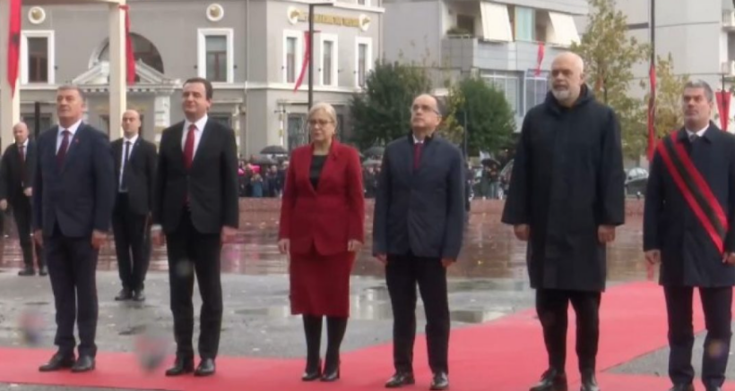 Kurti e Rama bëhen bashkë në ceremoninë e ngritjes së flamurit në Vlorë
