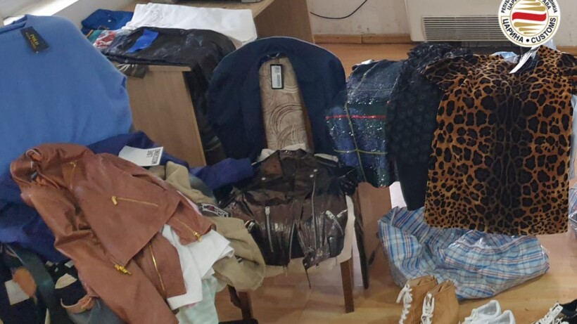 Dogana e Maqedonisë parandalon kontrabandimin e rrobave dhe këpucëve në vlerë prej 1,6 milionë denarë