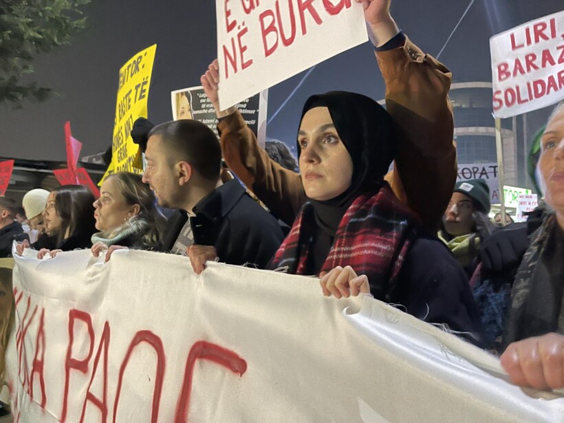 Protesta kundër vrasjes së grave në Prishtinë, policia krijon kordon para qeverisë