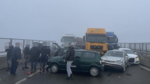 14 automjete të përfshira në aksidentin në Fushë Kosovë, ka edhe të lënduar