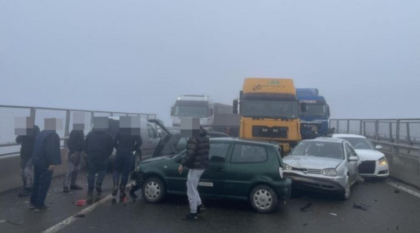 14 automjete të përfshira në aksidentin në Fushë Kosovë, ka edhe të lënduar