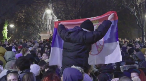 “Vuçiq, hajdut”, mijëra vetë protestojnë me vezë e domate në Beograd kundër zgjedhjeve