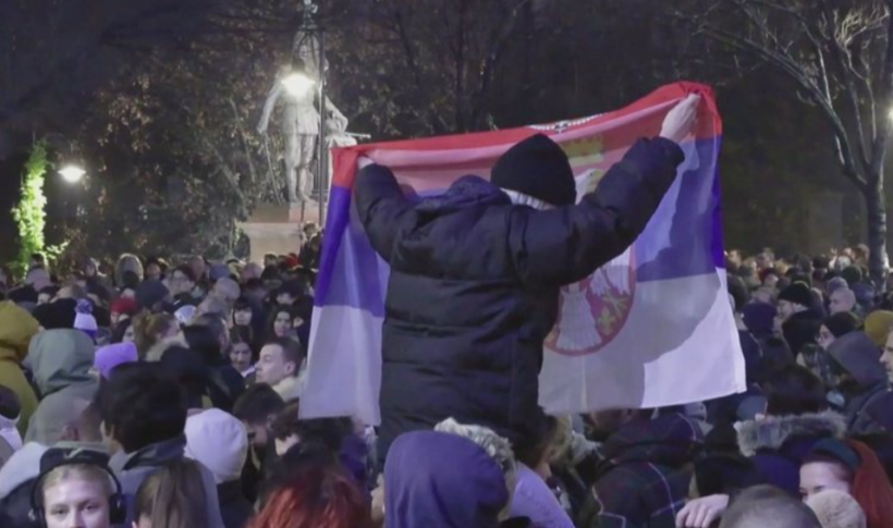 “Vuçiq, hajdut”, mijëra vetë protestojnë me vezë e domate në Beograd kundër zgjedhjeve