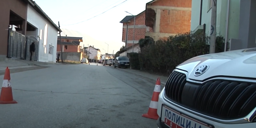 (VIDEO) Vrasja e dyfishtë në Çellopek të Tetovës, policia në vendin e ngjarjes gjeti tre pistoleta