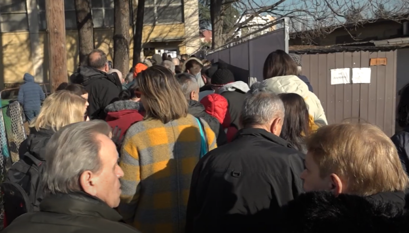 (VIDEO) Qytetarët presin me orë të tëra për të nxjerrë dokumente personale