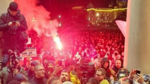 Beograd: Protestuesit nuk shpërndahen, i thonë policisë “shkoni në Kosovë”