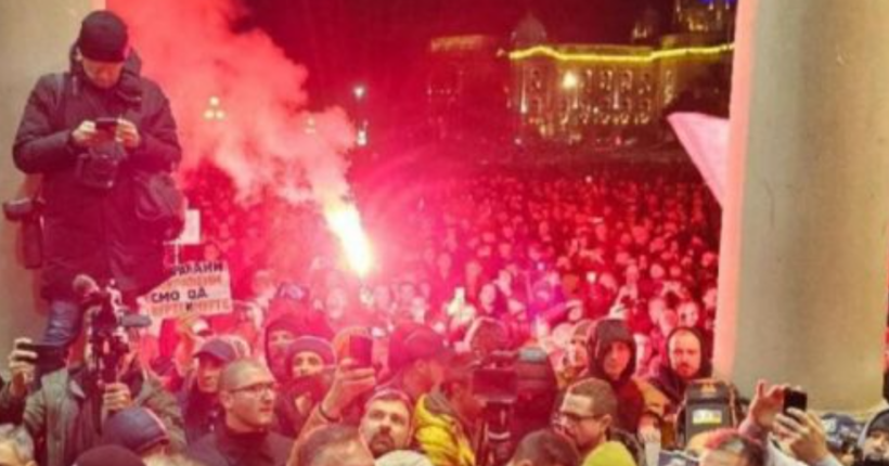 Beograd: Protestuesit nuk shpërndahen, i thonë policisë “shkoni në Kosovë”