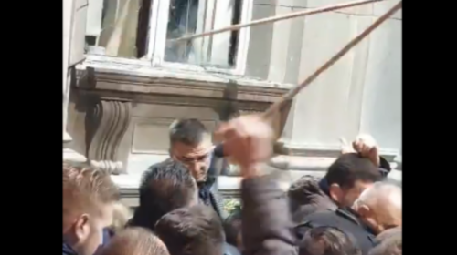 Pamje kur protestuesit tentojnë dhunshëm të hyjnë në Kuvendin e Serbisë (VIDEO)