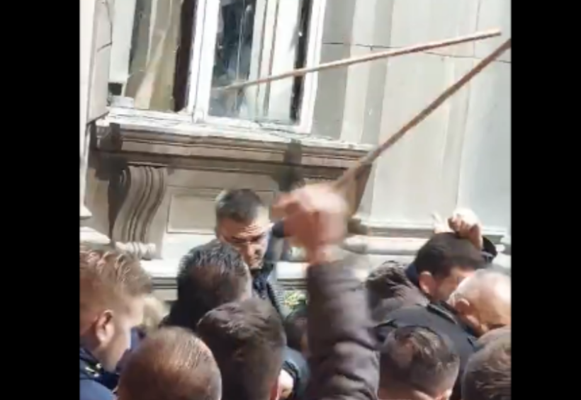 Pamje kur protestuesit tentojnë dhunshëm të hyjnë në Kuvendin e Serbisë (VIDEO)