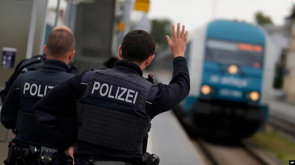 Emigracioni i paligjshëm  Gjermania zgjat kontrollet kufitare me Poloninë  Çekinë dhe Zvicrën