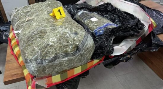 Disa shkupjanë dhe një shtetas i Shqipërisë i arrestuar, policia kap drogë në vlerë mbi 120 mijë euro