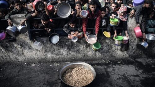 Rreziku nga uria në Gaza, fëmijët presin në radhë për një vakt