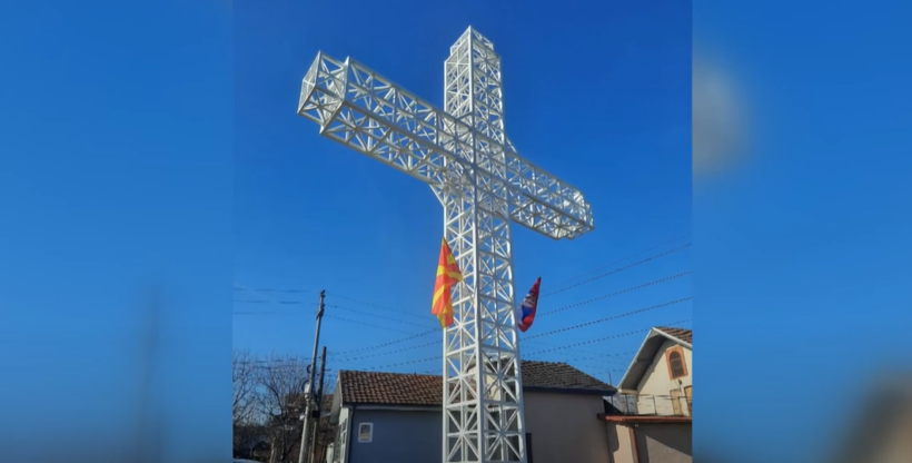 (VIDEO) Në lagjen Konjare të Kumanovës është vendosur një kryq gjigant