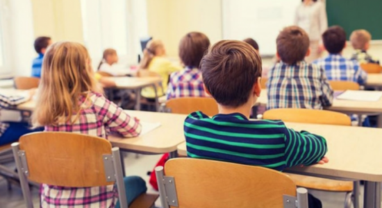 (VIDEO) Shuarja e ngadaltë e shkollave, për 7 vjet “kanë humbur” 17 000 nxënës dhe 7 000 studentë