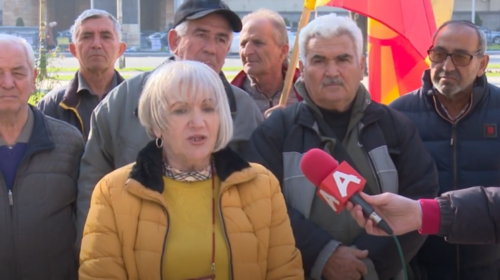 (VIDEO) Pensionistët protestuan para qeverisë, kërkojnë rritje lineare të pensioneve