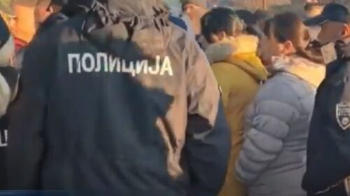 (VIDEO) Grupi i protestuesve nuk mund të ndalojë mësimin shqip në Çashkë