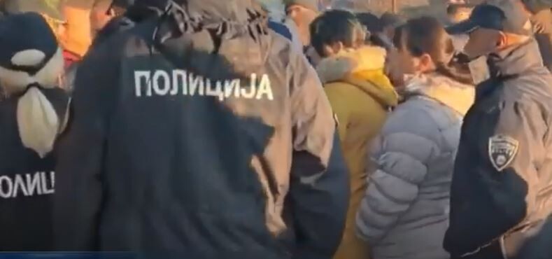 (VIDEO) Grupi i protestuesve nuk mund të ndalojë mësimin shqip në Çashkë