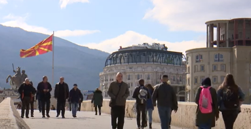 (VIDEO) Qytetarët e Maqedonisë pesimistë, vetëm një e pesta presin që 2024-ta të jetë më i mirë