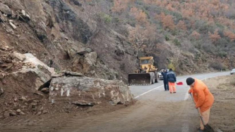 Rrëshqitje dheu në rrugën Mavrovë-Dibër, komunikacioni zhvillohet në një korsi