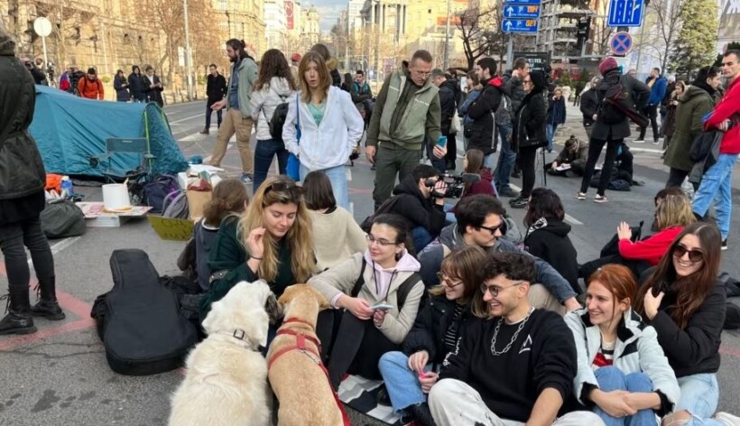 Studentët bllokojnë për 24 orë qendrën e Beogradit, kërkojnë hapjen e listës së votuesve